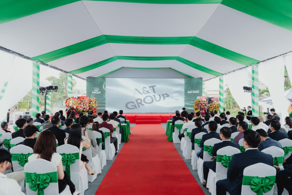 A&T Saigon Riverside đã chính thức khởi công bởi chủ đầu tư A&T Group, Đơn vị thiết kế Cubic, Đơn vị triển khai dự án DXMD Vietnam, Ngân hàng tài trợ Vietcombank, Nhà thầu thi công với sự chứng kiến của hơn hàng trăm khách mời và đối tác chiến lược