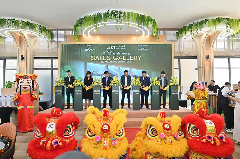 Hơn 1200 người tham dự sự kiện Khai trương Sales Gallery A&T Saigon Riverside- Ảnh 2. Đại diện chủ đầu tư A&T Group, Đơn vị Phát triển Dự án DXMD Vietnam cùng các Đơn vị phân phối chính thức cắt băng khai trương nhà mẫu căn hộ A&T Saigon Riverside.