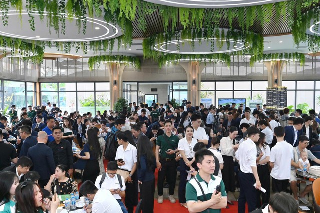 Hơn 1200 người tham dự sự kiện Khai trương Sales Gallery A&T Saigon Riverside- Ảnh 1. Hàng ngàn khách hàng đã đến tham quan trải nghiệm căn hộ mẫu dự án A&T Saigon Riverside vào sự kiện khai trương